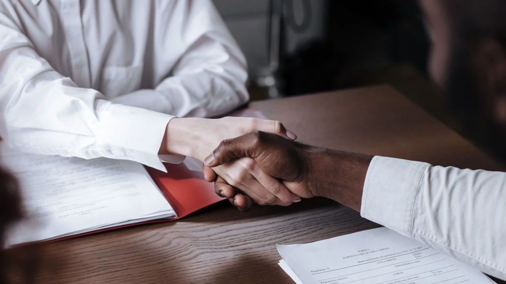 Una famiglia italiana firma il contratto di mutuo assistita da un consulente CTM Italia